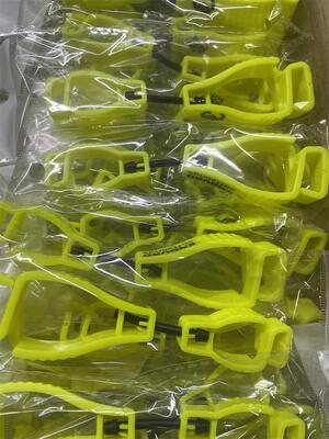 Custom Printing Logo Glove Clip Yellow Polythelene Hanger Safety Glove Holder Plastic Work Glove Clips